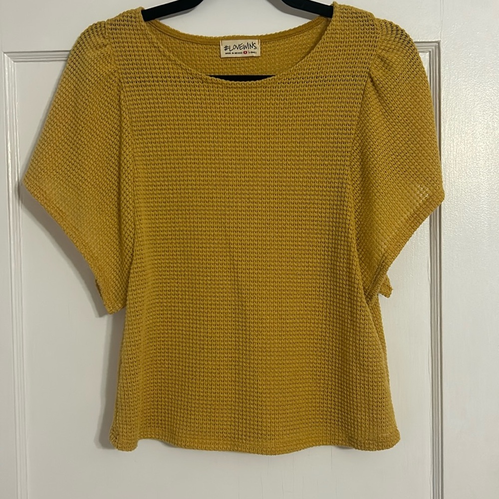 Cute yellow top
